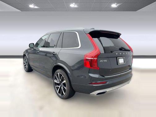 2021 Volvo XC90 T6 Momentum
