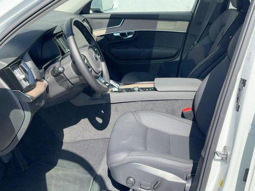 2025 Volvo XC90 B6 Plus 7-Seater