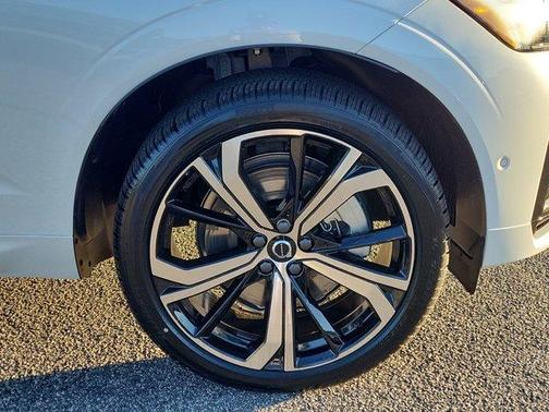 2024 Volvo XC60 Recharge Plug-In Hybrid T8 Ultimate Dark Theme