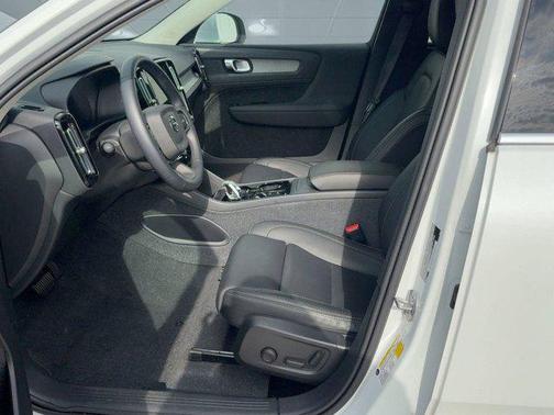 2024 Volvo XC40 Plus Bright Theme