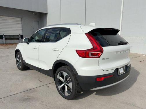 2024 Volvo XC40 Plus Bright Theme