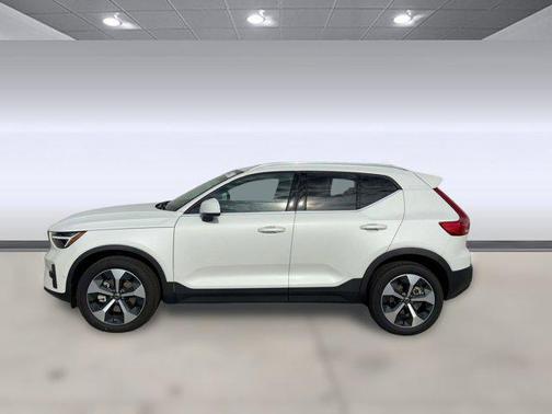 2024 Volvo XC40 Plus Bright Theme