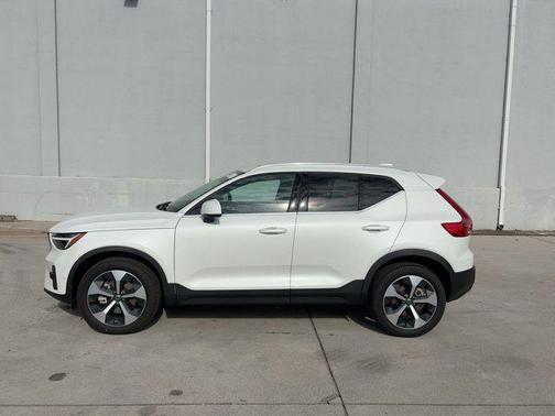 2024 Volvo XC40 Plus Bright Theme