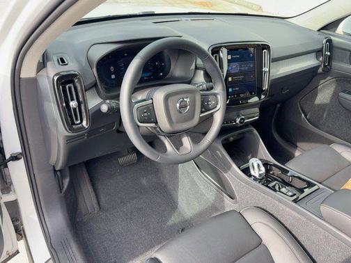 2024 Volvo XC40 Plus Bright Theme