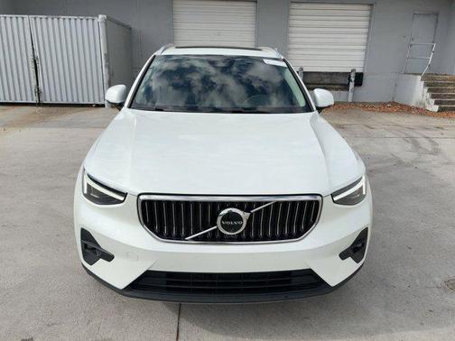 2024 Volvo XC40 Plus Bright Theme