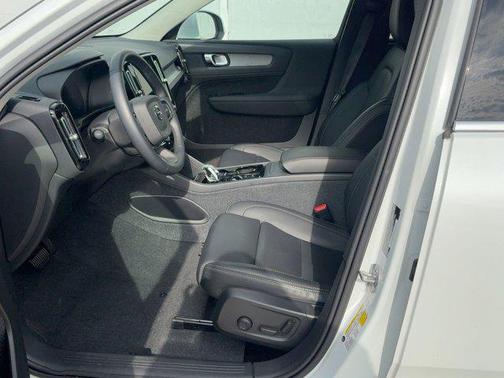 2024 Volvo XC40 Plus Bright Theme