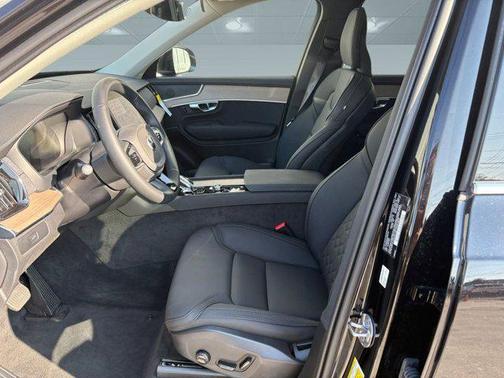2025 Volvo XC90 B6 Core