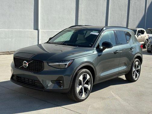 2026 Volvo XC40 B5 Plus