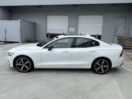 2023 Volvo S60 B5 Plus Dark Theme