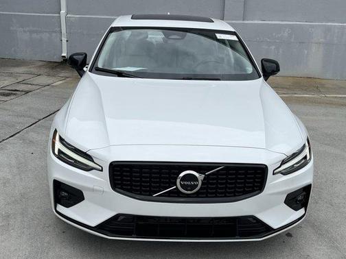 2023 Volvo S60 B5 Plus Dark Theme