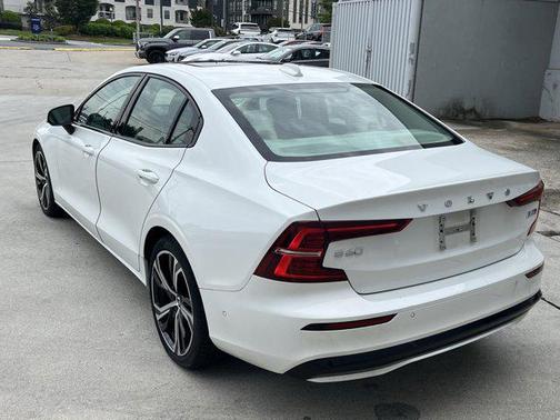 2023 Volvo S60 B5 Plus Dark Theme
