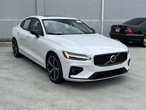 2023 Volvo S60 B5 Plus Dark Theme