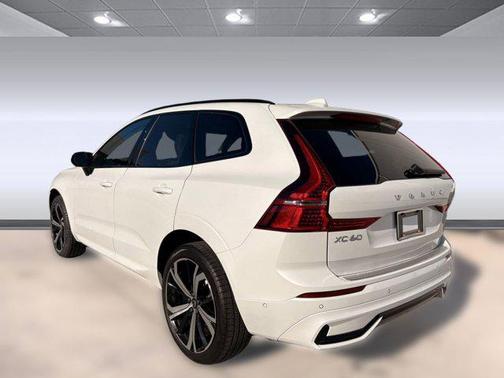 2024 Volvo XC60 B5 Ultimate Dark Theme