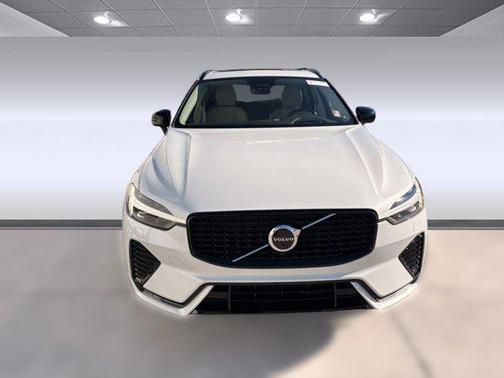2024 Volvo XC60 B5 Ultimate Dark Theme