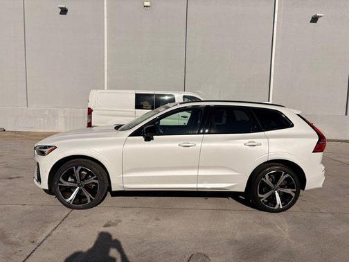 2024 Volvo XC60 B5 Ultimate Dark Theme