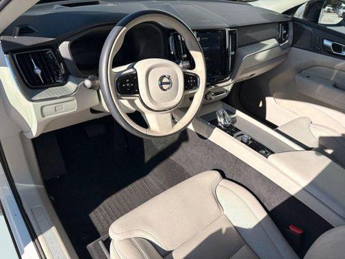 2024 Volvo XC60 B5 Ultimate Dark Theme