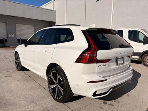 2024 Volvo XC60 B5 Ultimate Dark Theme