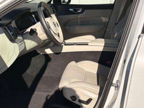 2024 Volvo XC60 B5 Ultimate Dark Theme