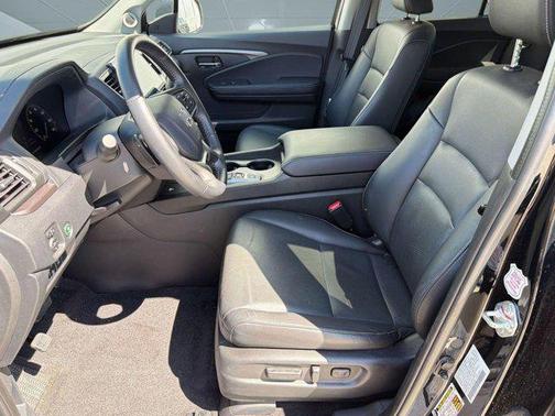 Crystal Black Pearl 2025 Honda Ridgeline RTL