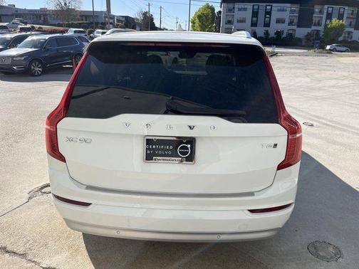 2022 Volvo XC90 T6 Momentum