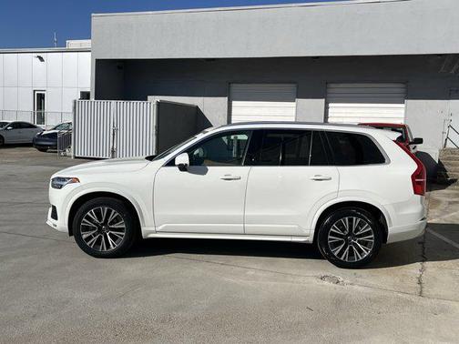 2022 Volvo XC90 T6 Momentum