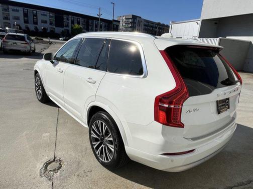 2022 Volvo XC90 T6 Momentum