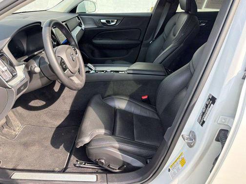 2024 Volvo V60 Cross Country B5 Ultimate