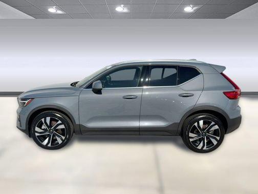2023 Volvo XC40 B5 Plus Bright Theme