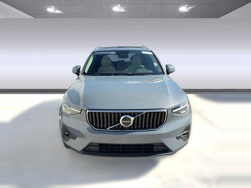 2023 Volvo XC40 B5 Plus Bright Theme