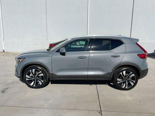 2023 Volvo XC40 B5 Plus Bright Theme
