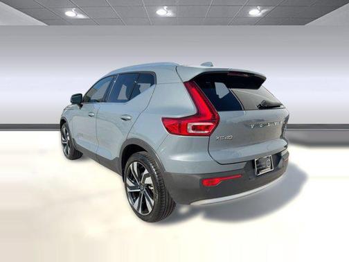 2023 Volvo XC40 B5 Plus Bright Theme