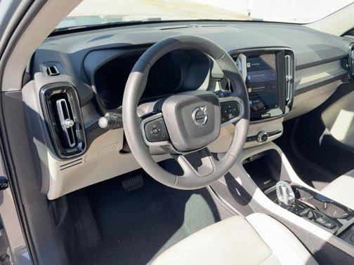 2023 Volvo XC40 B5 Plus Bright Theme