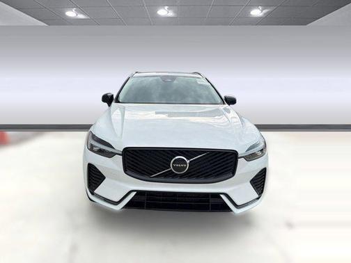 Crystal White Metallic 2026 Volvo XC60 B5 Core