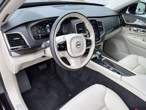 Onyx Black Metallic 2018 Volvo XC90 T6 Momentum