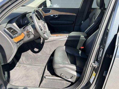 2021 Volvo XC90 T6 Momentum