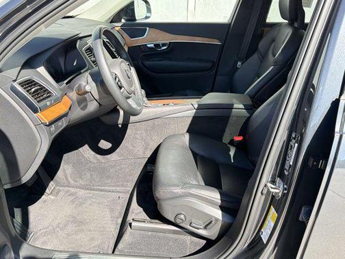 2021 Volvo XC90 T6 Momentum