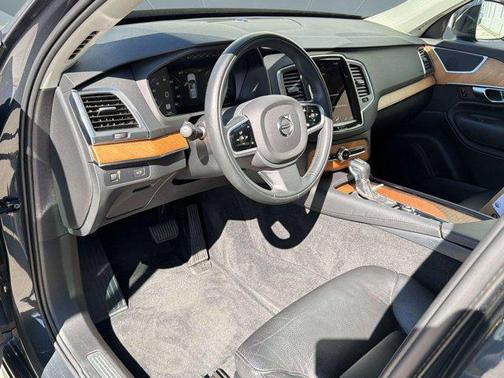 2021 Volvo XC90 T6 Momentum