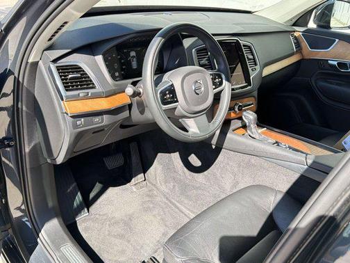 2021 Volvo XC90 T6 Momentum