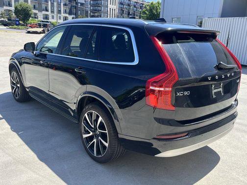 2022 Volvo XC90 T6 Momentum