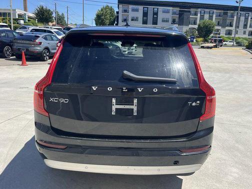 2022 Volvo XC90 T6 Momentum