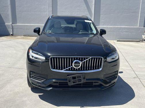2022 Volvo XC90 T6 Momentum