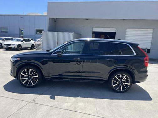 2022 Volvo XC90 T6 Momentum