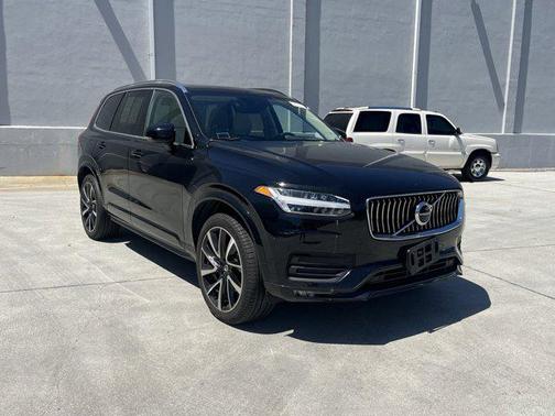 2022 Volvo XC90 T6 Momentum