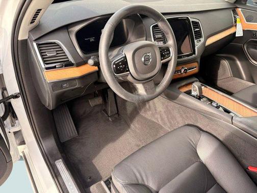 2024 Volvo XC90 B5 Plus Bright Theme