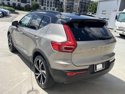 2022 Volvo XC40 T5 R-Design