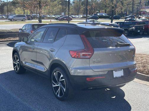 2022 Volvo XC40 T5 R-Design