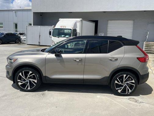 2022 Volvo XC40 T5 R-Design
