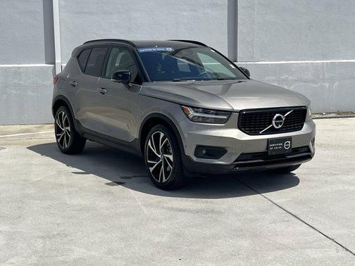 2022 Volvo XC40 T5 R-Design
