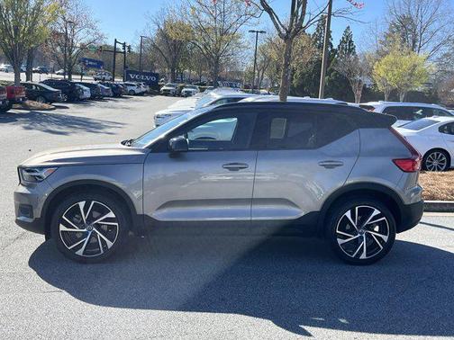 2022 Volvo XC40 T5 R-Design