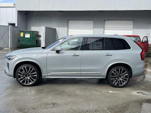 2025 Volvo XC90 B5 Plus 6-Seater